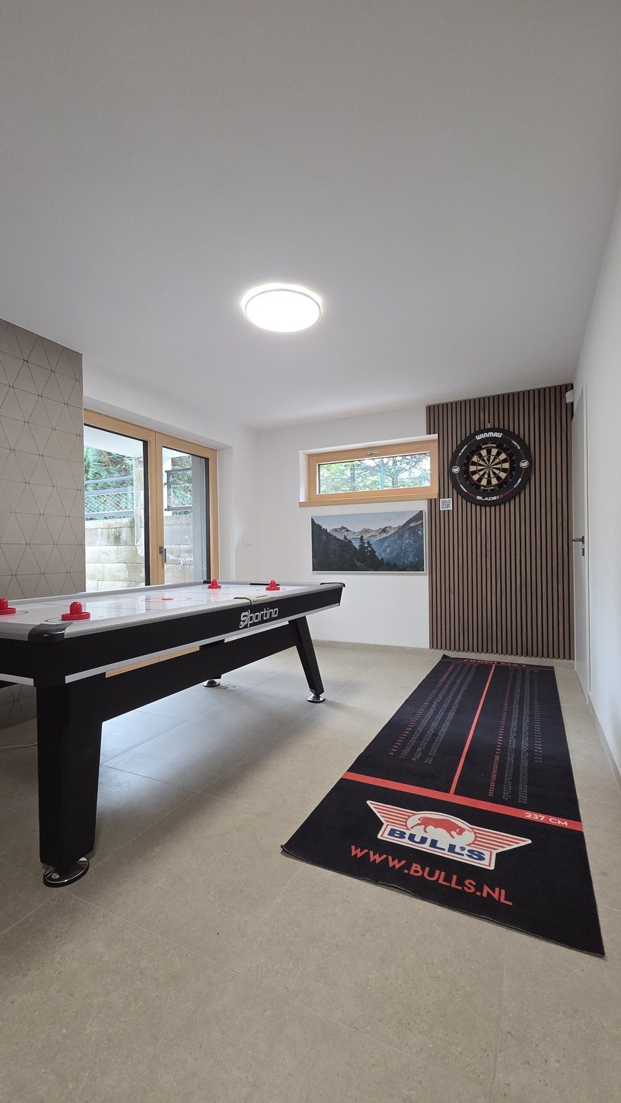 Herňa — air hockey a koberec k šípkam